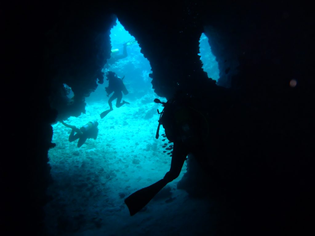 コ・ハー・ヤイの水中洞窟。プーケット・カタダイビングサービス